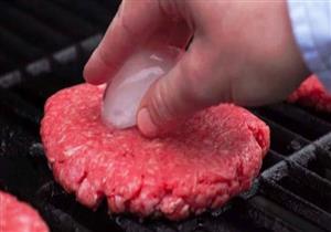 على طريقة المطاعم.. حيلة بسيطة لطهي البرجر في المنزل