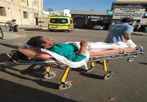 مريض يدخن السجائر على "ترولي الإسعاف" بالإسكندرية.. ومواطنون: "جاي يتعالج ولا يعمل دماغ"