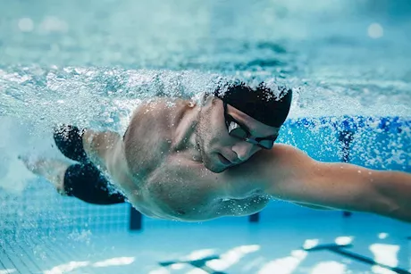 ماذا يحدث للجسم عند ابتلاع ماء حمام السباحة؟