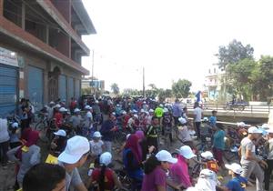 بالصور- 200 شاب وفتاة يشاركون في مهرجان للدراجات بالبحيرة