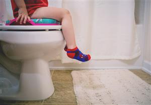 استعدادًا لدخول المدرسة.. 8 نصائح اتبعيها لتعويد طفلك على دخول الحمام