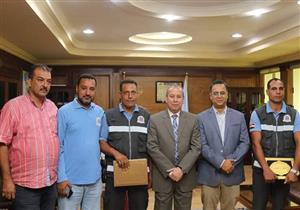 بالصور- تكريم مسعفٍ وسائقٍ سلما 800 ألف جنيه في كفرالشيخ