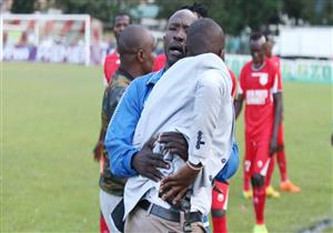 مشجع كيني يقتحم الملعب ويشهر سلاحه تجاه الفريق الضيف