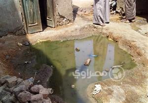 بالصور.. المياه الجوفية تغرق منازل قرى إسنا وتنذر بانهيارها