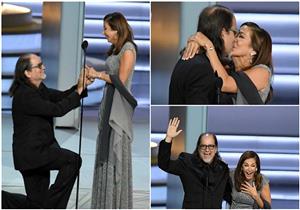 بالصور.. جلين فايس يتقدم لخطبة صديقته ويقبلها على مسرح "الإيمي"