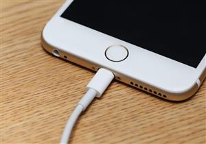 علماء يكتشفون سبب تدهور عمر بطارية الهاتف بعد عام من استخدامها