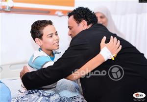 بالصور.. المطرب محمد فؤاد يزور "أطفال الأورام" بالمنصورة