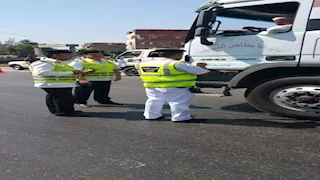 متروكة ومتهالكة في الشوارع.. رفع 31 سيارة ودراجة نارية بالقاهرة والجيزة