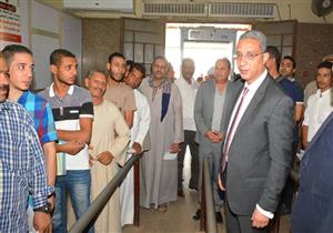 بالصور- محافظ سوهاج يتفقد مركز إصدار الأحوال المدنية