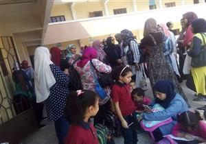 تجمع أولياء أمور طلاب مدرسة بالقليوبية اعتراضا على نقل أبنائهم (صور)