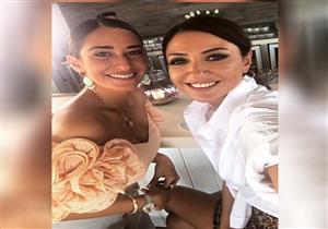 بالصور- على هامش "الجونة السينمائي".. ناردين فرج تقدم برنامجًا ترفيهيًا