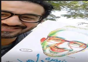 بالصور.. أحمد حلمي يشارك جمهوره كتاب بإسم "شفرة حلمي"