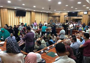 مئات المواطنين يفترشون الأرض بديوان عام المنوفية للقاء المحافظ