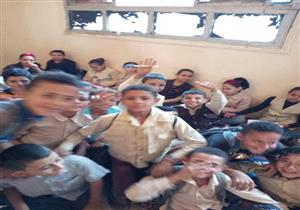 تلاميذ يتلقون دروسهم على "حصيرة" داخل مدرسة ابتدائية بطوخ "صور"