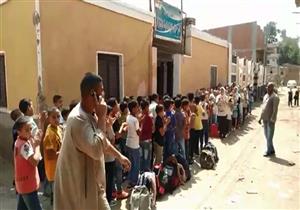تلاميذ يؤدون طابور الصباح في الشارع بالمنيا