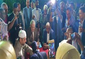 بالصور.. محلب يشهد على عقد قران ابنة سائقه السابق