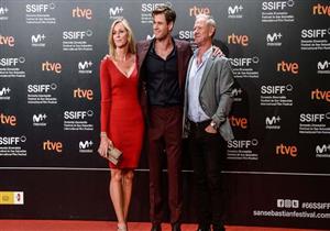 بالصور- والدا كريس هيمسورث يرافقانه في العرض الخاص لفيلمه "El Royale"