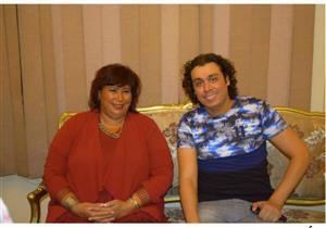 مخرج "أليس في بلاد العجايب" يشكر وزيرة الثقافة على حضورها :"كانت طايرة من الفرحة"