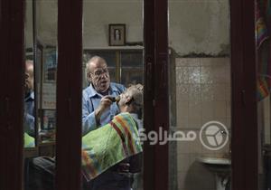 50 عاما من الحب.. "سيد" يرفض إغلاق محل الحلاقة رغم مرض القلب