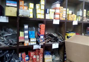 صور| ضبط 2500 قطعة غيار سيارات مجهولة المصدر داخل مخزن بدون ترخيص بالأزبكية