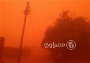 بالصور.. عاصفة ترابية تضرب أسوان وإغلاق الطريق الصحراوي الغربي