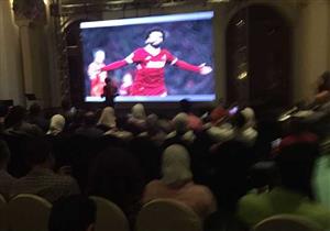 ​في لقطة طريفة.. طبيب بريطاني يحاضر بمؤتمر علمي مرتديا قميص صلاح (صور)