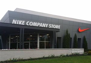 محتجون يهاجمون "نايكي"... ويحرقون منتجاتها (فيديو)