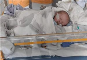  طفل بريطاني كاد أن يفقد حياته بسبب "بوسة"