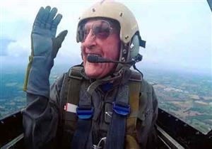 بالفيديو-طيار بريطاني عمره 99 سنة يحلق بطائرة حربية