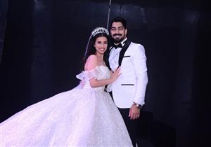 مينا عطا يحتفل بعيد ميلاد زوجته وسط البحر 