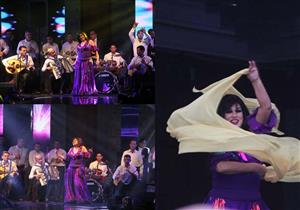 بالصور| بعد عودتها للرقص.. فيفي عبده بفستان رقص "غريب" في حفل رأس السنة