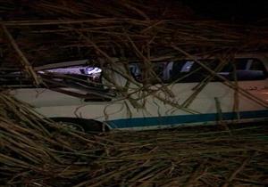 بسبب الظلام.. سيارة ميكروباص تصطدم بمقطورة قصب في الأقصر