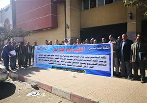 بالصور.. وقفة لمحامين بالمنيا لرفض قيد خريجي التعليم المفتوح بالنقابة