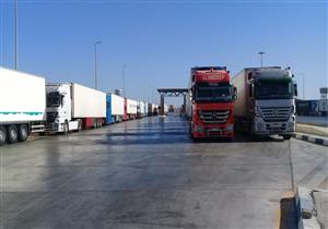 تداول 384 شاحنة و522 سيارة بموانئ البحر الأحمر