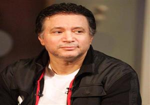   صورة| إيمان البحر درويش يقبل رأس هشام سليم في افتتاح الكاثوليكي