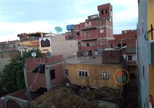 معاناة لا يعرفها سكان المدن.. موسم نزح المياه من أسطح بيوت القرى (صور)