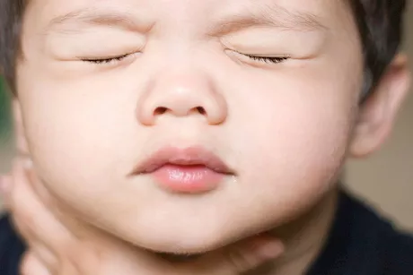 علامات بلع عملة معدنية للأطفال- إليك المخاطر والعلاج