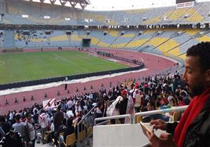 بالصور – جماهير الزمالك واتحاد طنجة يتابعون تألق محمد صلاح من ستاد برج العرب