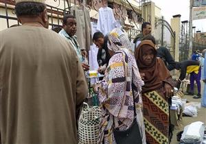 بالصور.. صحة أسوان تفحص "سودانيين" للوقاية من الملاريا بـ"سوق دراو"