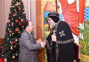 البابا تواضروس يهدي وزير المالية لوحة العائلة المقدسة