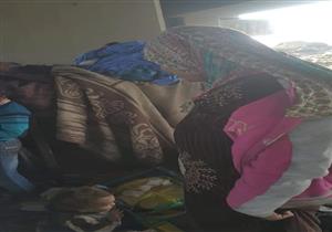 بالصور.. "التدخل السريع" ينقذ أسرة مشردة تعيش أسفل كوبري في دمياط