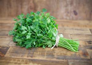 يخلصك من السعال والدهون الزائدة.. تعرف على فوائد البقدونس