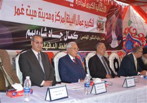 بالصور.. محافظ الدقهلية يكرم 100 من عمال النظافة