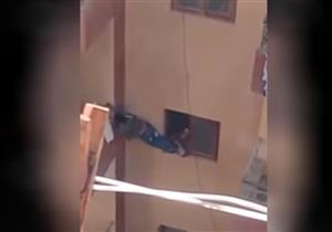 فنانون يعلقون على واقعة "طفل البلكونة": "متستحقش تكون أم"