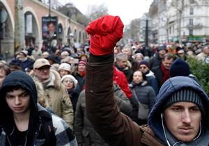 ما حقيقة "الأوشحة الحمراء" في فرنسا.. ومن يقف خلفها؟