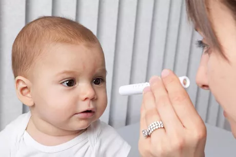 إعتام عدسة العين الخلقي عند الرضع والأطفال