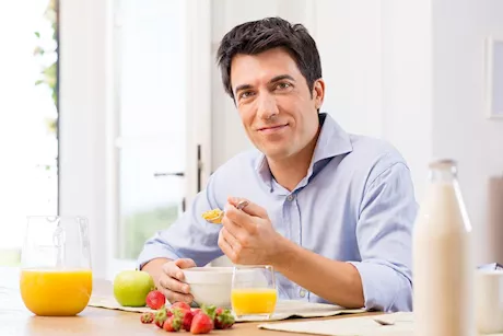 عادات خاطئة تفعلها بعد تناول الطعام تؤثر على الجسم.. احذرها