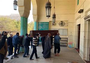 العشرات يؤدون صلاة الجنازة على كاميليا السادات