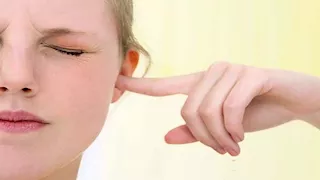 التهاب الأذن الوسطى الحاد.. إليك الأعراض والأسباب 