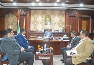 بالصور.. محافظ المنيا يبحث آخر الاستعدادات لتدشين "نور الحياة"